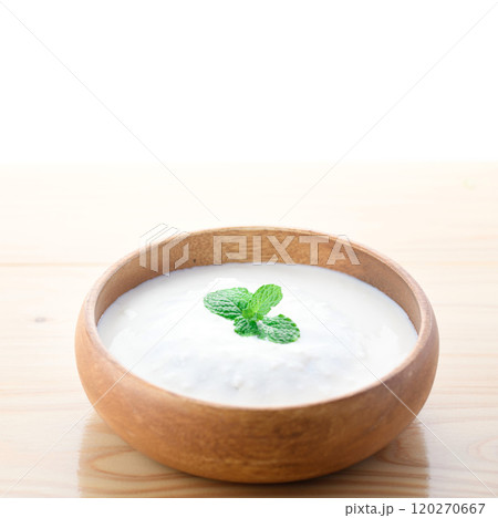 木の器に盛り付けたヨーグルト　（ プレーンヨーグルト ） 120270667