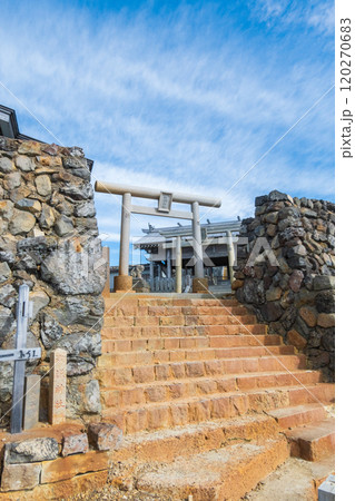 秋の御嶽山登山:王滝頂上(御嶽神社頂上奥社) 秋の御嶽山登山:王滝頂上(御嶽神社頂上奥社) 120270683