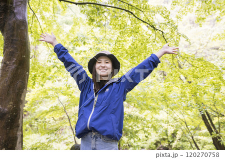 森で深呼吸するアウトドア女子 120270758