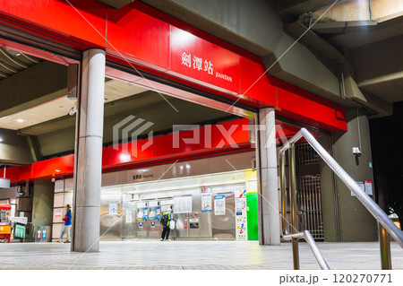 台北　士林夜市の最寄り駅　剣潭駅前 120270771