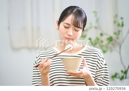 お米を食べる若い女性　食欲不振　まずいご飯 120270936