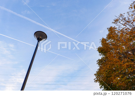 秋の青い空に二つの飛行機雲 秋の青い空に二つの飛行機雲 120271076