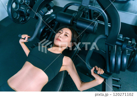 ジムでトレーニングをする女性 ジムでトレーニングをする女性 120271102