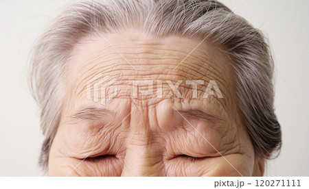 中高年女性の頭皮のクローズアップ 120271111