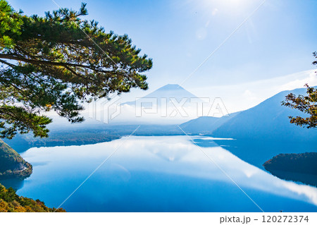 【山梨県】秋の中ノ倉峠から眺める本栖湖畔と富士山 120272374