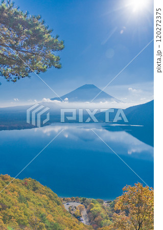 【山梨県】秋の中ノ倉峠から眺める本栖湖畔と富士山 【山梨県】秋の中ノ倉峠から眺める本栖湖畔と富士山 120272375