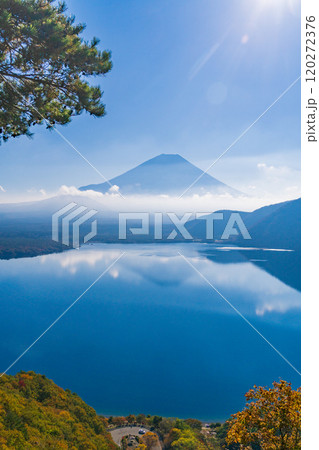 【山梨県】秋の中ノ倉峠から眺める本栖湖畔と富士山 120272376