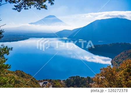 【山梨県】秋の中ノ倉峠から眺める本栖湖畔と富士山 【山梨県】秋の中ノ倉峠から眺める本栖湖畔と富士山 120272378
