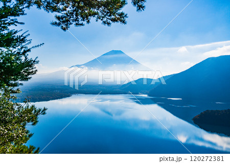 【山梨県】秋の中ノ倉峠から眺める本栖湖畔と富士山 【山梨県】秋の中ノ倉峠から眺める本栖湖畔と富士山 120272381