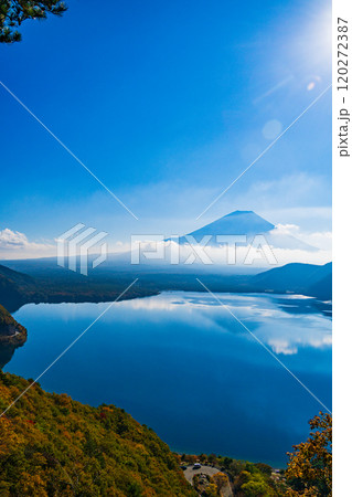 【山梨県】秋の中ノ倉峠から眺める本栖湖畔と富士山 【山梨県】秋の中ノ倉峠から眺める本栖湖畔と富士山 120272387