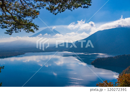 【山梨県】秋の中ノ倉峠から眺める本栖湖畔と富士山 【山梨県】秋の中ノ倉峠から眺める本栖湖畔と富士山 120272391