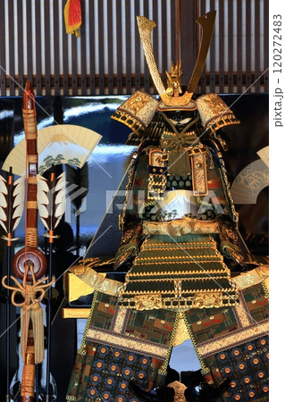 鎧兜の武者飾り　端午の節句 120272483