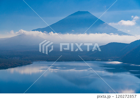 【山梨県】中ノ倉峠から眺める、本栖湖に映る逆さ富士 120272857