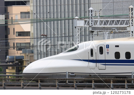 新幹線が行く　新幹線の先頭車両 120273178