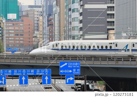 新幹線が行く　新幹線の先頭車両 120273181