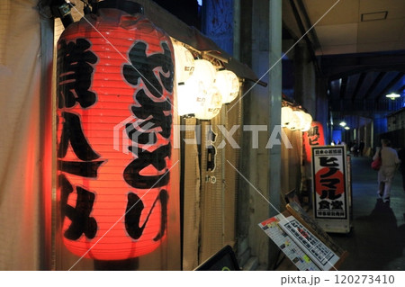 焼き鳥屋の赤提灯 ガード下の赤提灯 焼き鳥屋の赤提灯 ガード下の赤提灯 120273410
