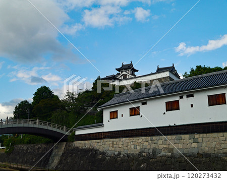 続日本百名城にかぞえられる京都の福知山城の天守閣と横を流れる法河にかかる橋と白い蔵 続日本百名城にかぞえられる京都の福知山城の天守閣と横を流れる法河にかかる橋と白い蔵 120273432