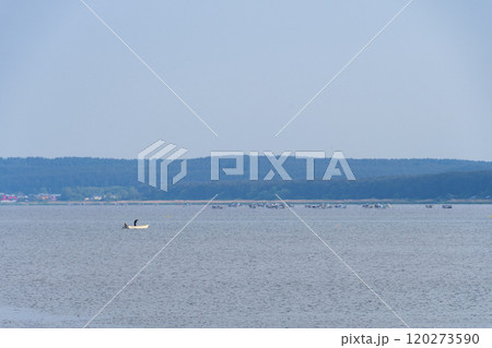 シジミ漁の漁船が浮かぶ十三湖の風景 120273590