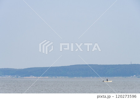 シジミ漁の漁船が浮かぶ十三湖の風景 シジミ漁の漁船が浮かぶ十三湖の風景 120273596