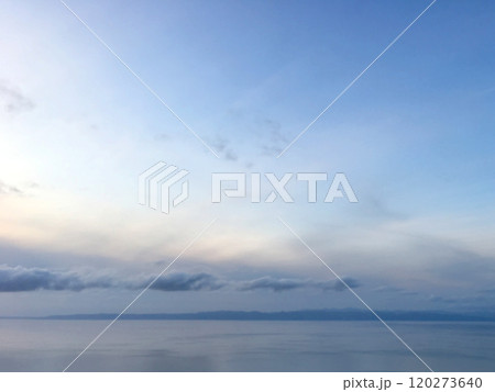 幻想的な空と海の背景素材 120273640