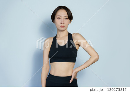 白背景のジムウェアを着る女性 120273815