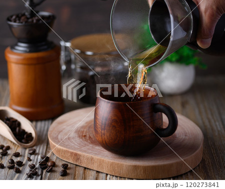 木製のマグカップでコーヒーを楽しむ 120273841