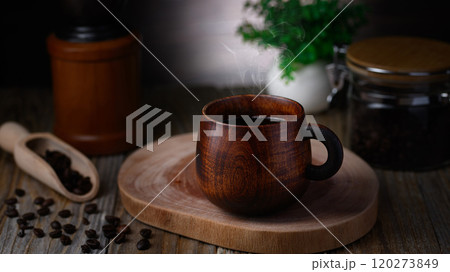 木製のマグカップでコーヒーを楽しむ 120273849