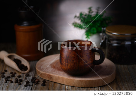 木製のマグカップでコーヒーを楽しむ 120273850