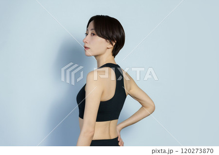 白背景のジムウェアを着る横向きの女性 白背景のジムウェアを着る横向きの女性 120273870
