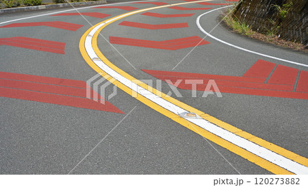 交通イメージ写真（センターラインに設置された道路鋲） 120273882