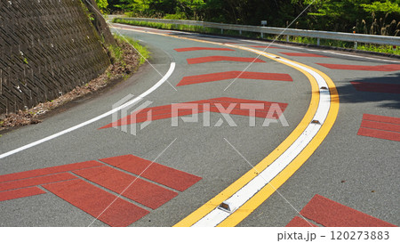 交通イメージ写真（センターラインに設置された道路鋲） 120273883