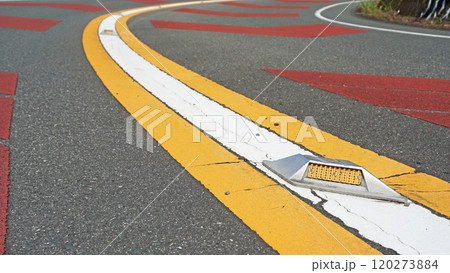 交通イメージ写真(センターラインに設置された道路鋲) 交通イメージ写真(センターラインに設置された道路鋲) 120273884