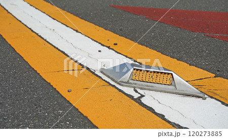 交通イメージ写真（センターラインに設置された道路鋲） 120273885