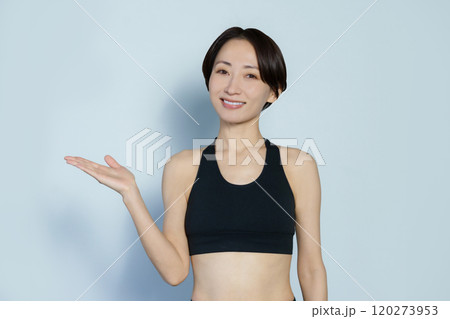白背景のジムウェアを着るポーズをとる女性 白背景のジムウェアを着るポーズをとる女性 120273953