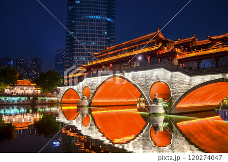Night view of Anshun Lang Bridge with beautiful illumination and reflection in Chengdu, China 120274047