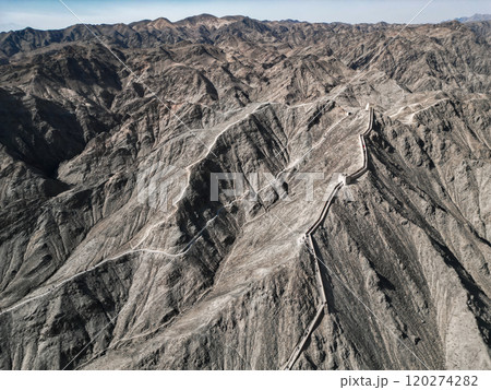 Aerial view of The Overhanging Great Wall, also recognized as the Xuanbi Great Wall, Jiayugyan city, Gansu , China 120274282
