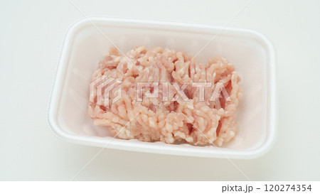 食品トレーの上の鶏もも肉(挽き肉・ミンチ) 120274354