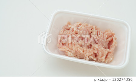 食品トレーの上の鶏もも肉(挽き肉・ミンチ) 120274356