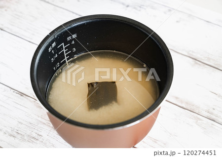 炊飯器釜に入れたダシ汁と昆布 炊飯器釜に入れたダシ汁と昆布 120274451