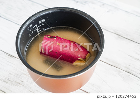 炊飯器で炊くさつまいもご飯 炊飯器で炊くさつまいもご飯 120274452