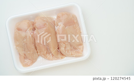 食品トレーに入った鶏ムネ肉 120274545