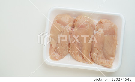 食品トレーに入った鶏ムネ肉 120274546