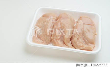 食品トレーに入った鶏ムネ肉 120274547