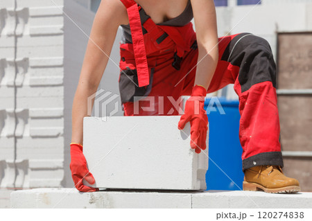 Woman working with airbricks 120274838