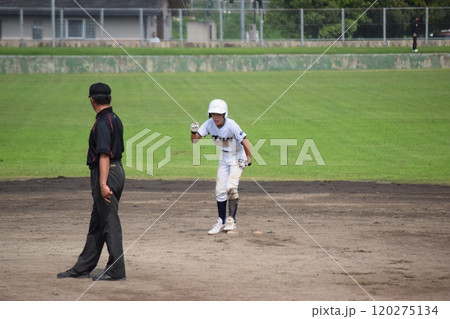 野球をする少年 120275134