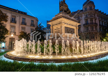 スペイン、グラナダの夜の噴水 スペイン、グラナダの夜の噴水 120276245