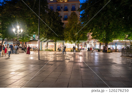 グラナダ、夜のビブ・ランブラ広場 120276250