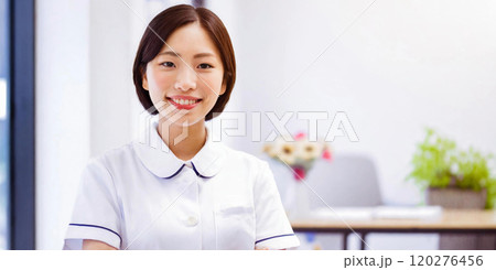 病院で働く若い看護師 120276456