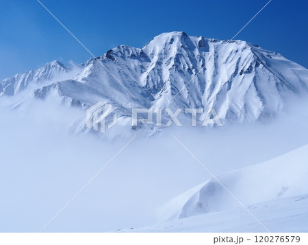 八方尾根から望む冬の五竜岳と鹿島槍ヶ岳 120276579