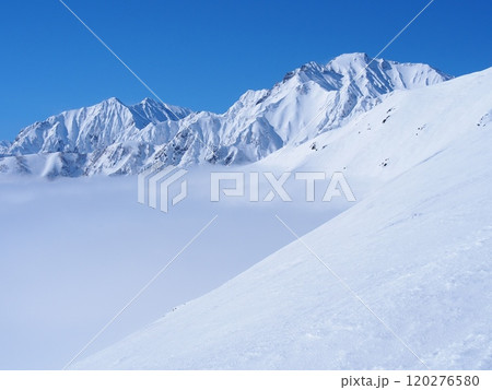 八方尾根から望む冬の五竜岳と鹿島槍ヶ岳 120276580